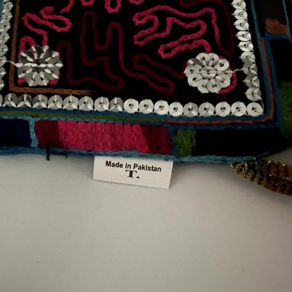 Embroidered and Sequined Clutch with Key Chain from Dubai - Never Used - Picture 7 of 7